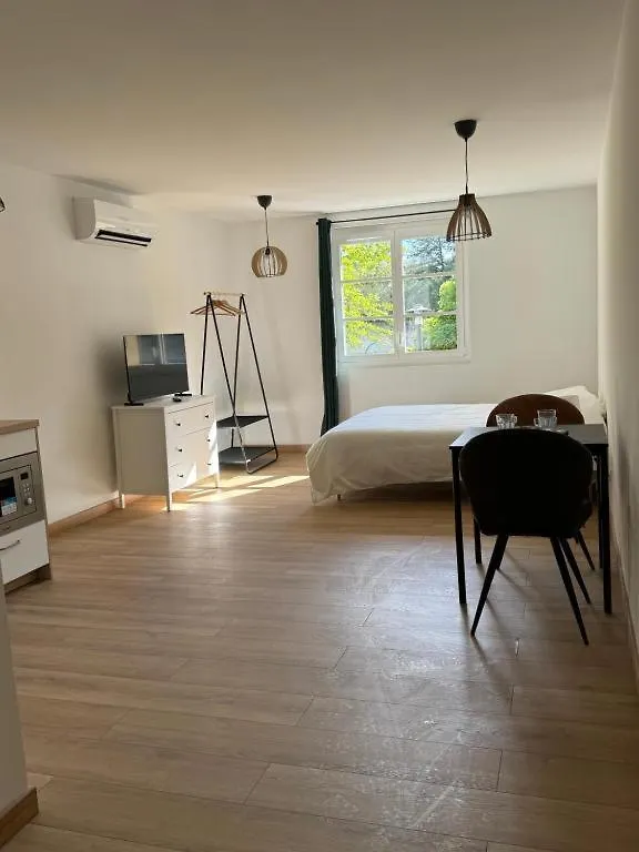 Comme A La Maison Crest